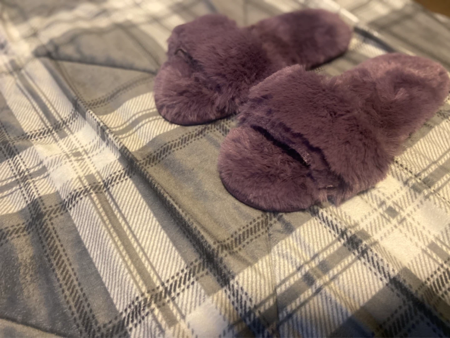 Girls Fuzzy Slippers Size 5-6 New Without Tags - photo 3