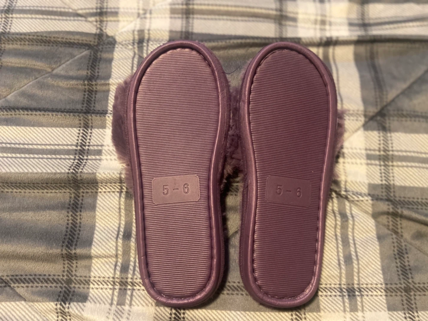 Girls Fuzzy Slippers Size 5-6 New Without Tags - photo 4