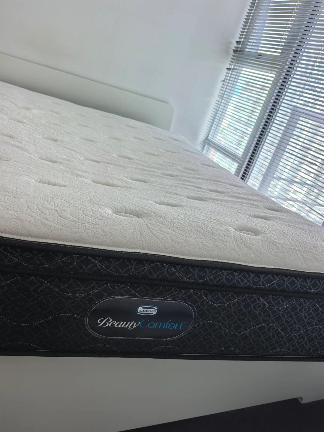 Queen bed set: IKEA frame+Sleep Country mattress - photo 3