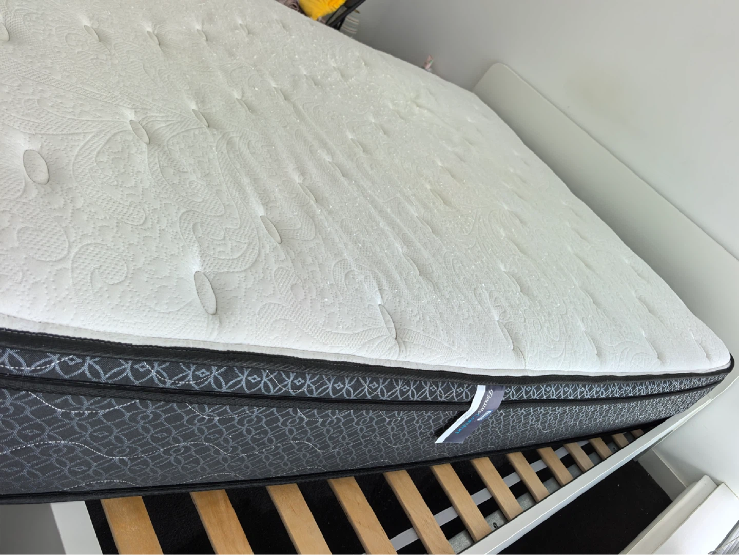 Queen bed set: IKEA frame+Sleep Country mattress - photo 4