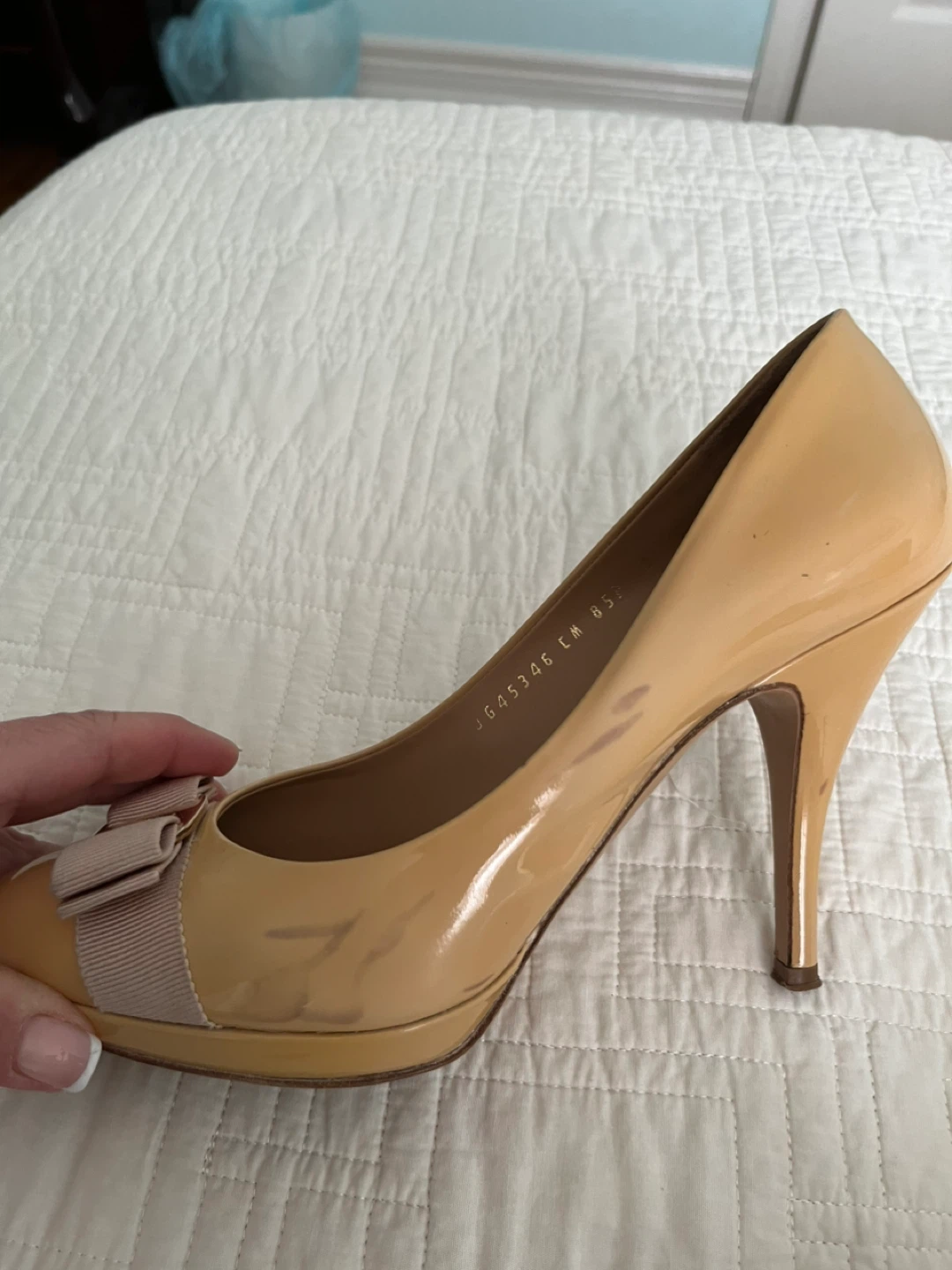 Salvatore Ferragamo Patent Leather Bow Heels - Beige - photo 2
