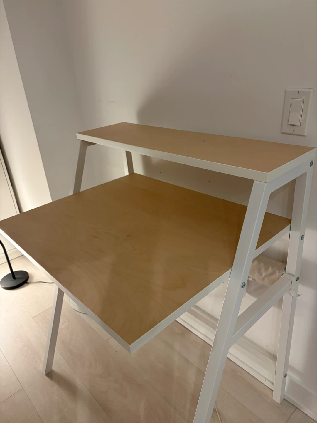 Desk - photo 2