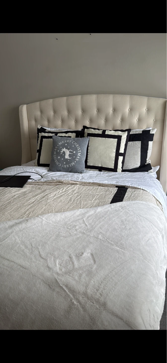 Tufted Upholstered Bed Frame - Queen Size - photo 2