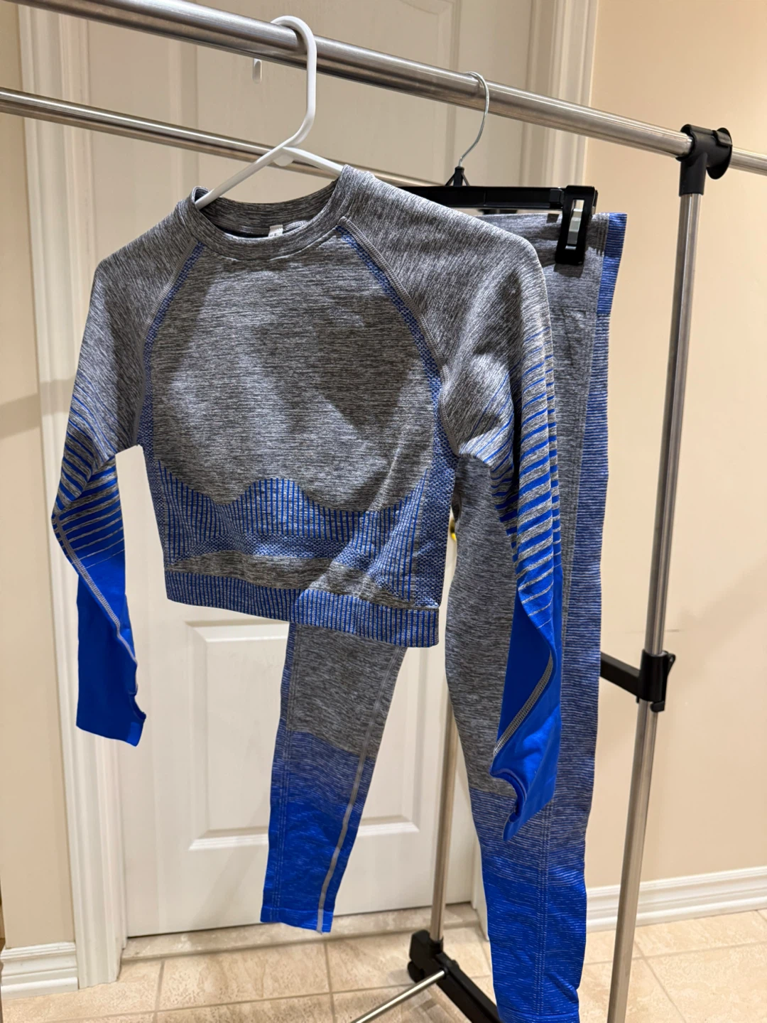 Grey & Blue Activewear Set - Long Sleeve Crop Top & Leggings - photo 4