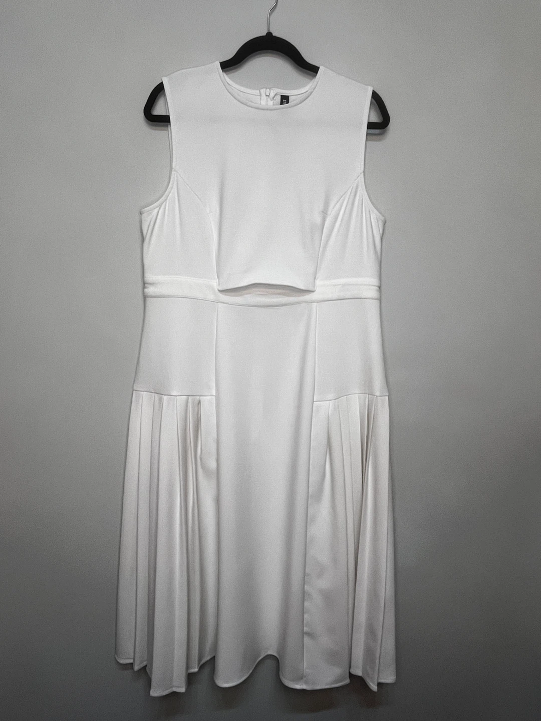 New without Tag - White Sleeveless Pleated Dress  - Size XL