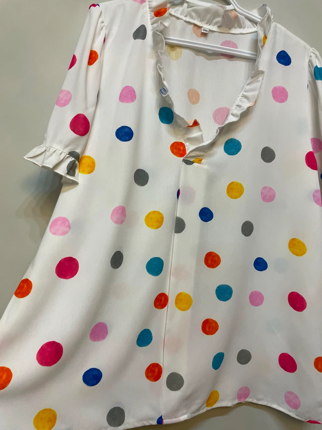 ✨Like New 🛍️ White Polka Dot Blouse with Ruffle Neckline - photo 5