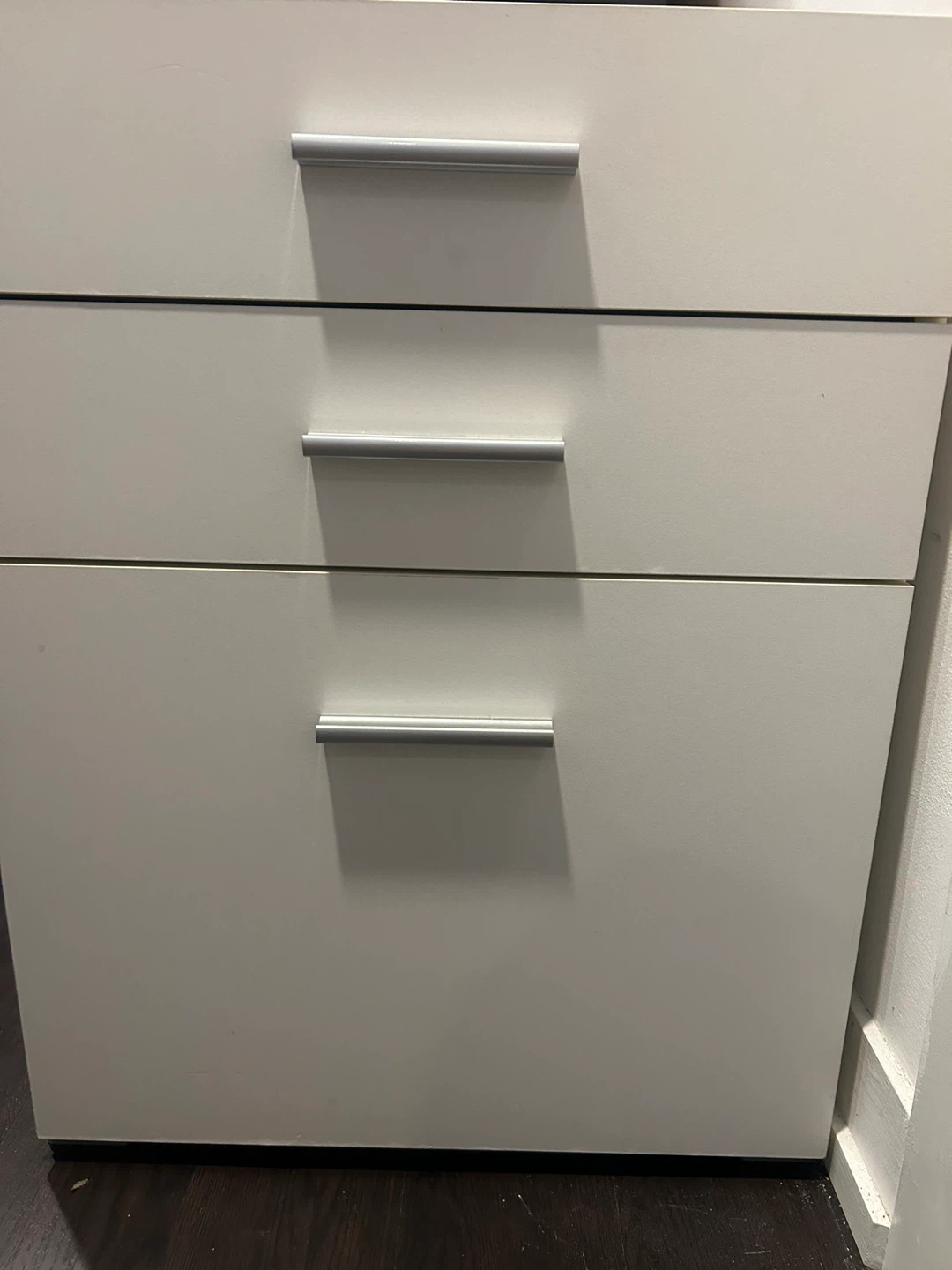 2 White dresser with silver handles - photo 3