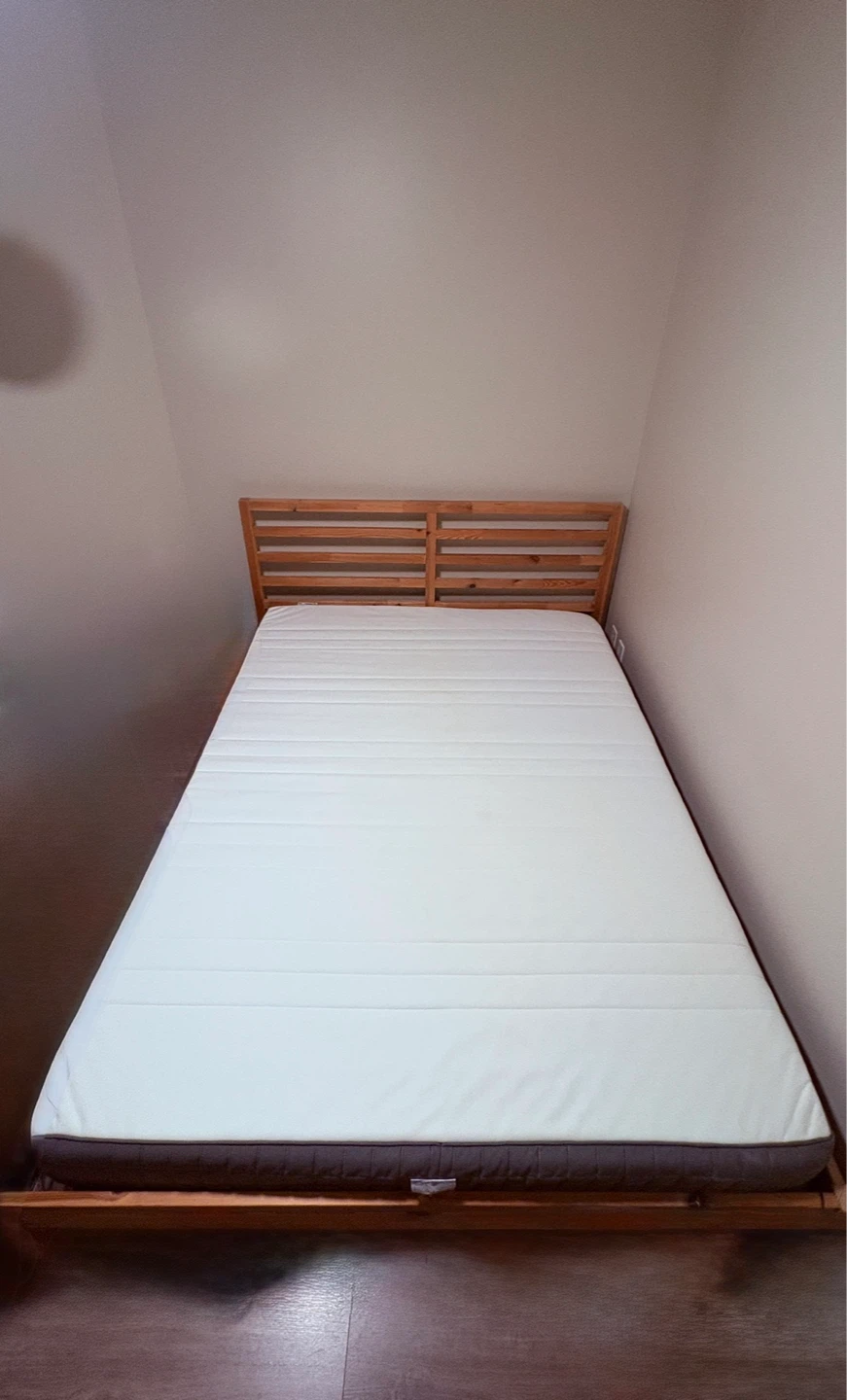 Queen mattress + Frame