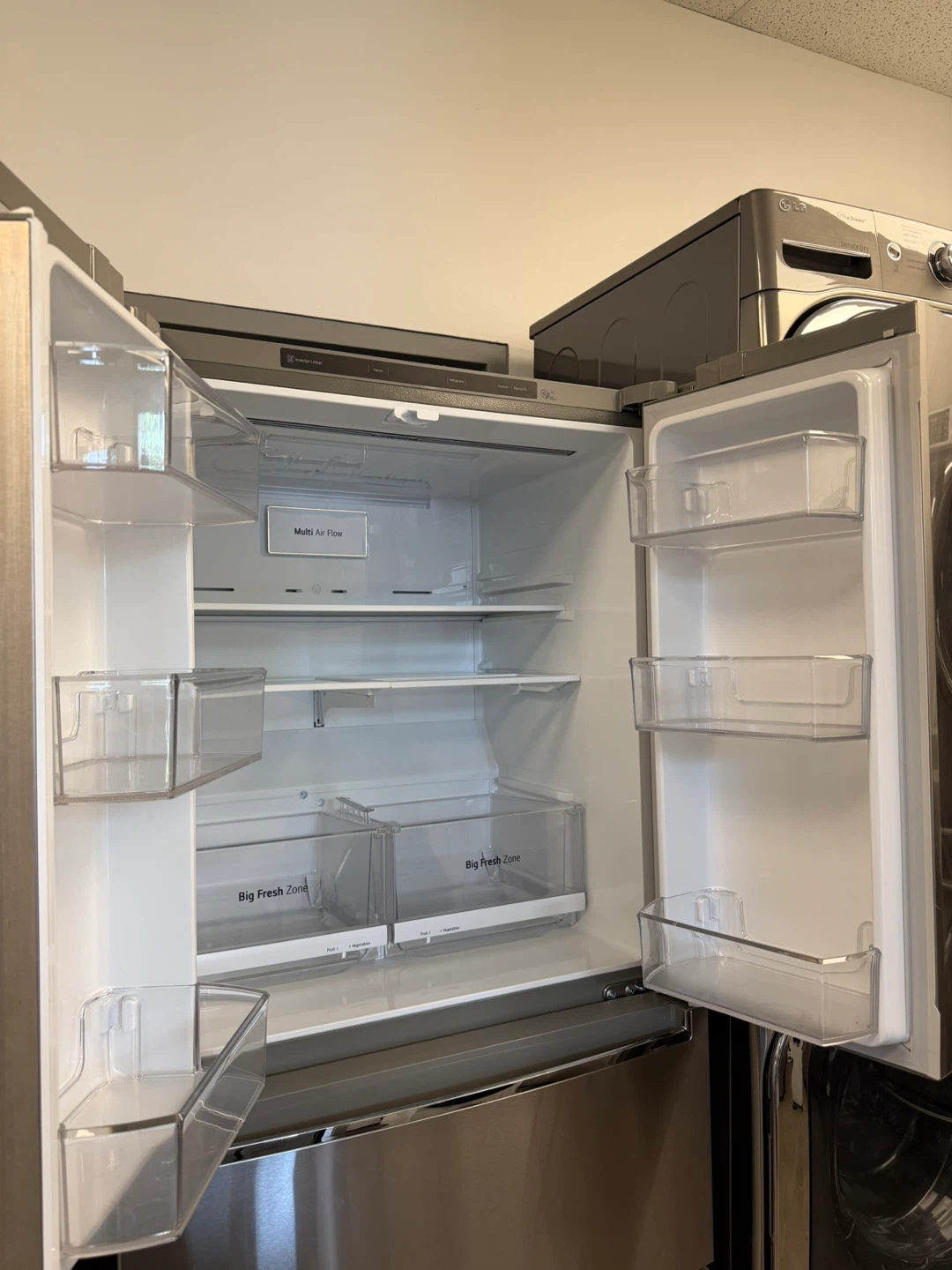 LG French 4 Door Refrigerator with three months of warranty - photo 3