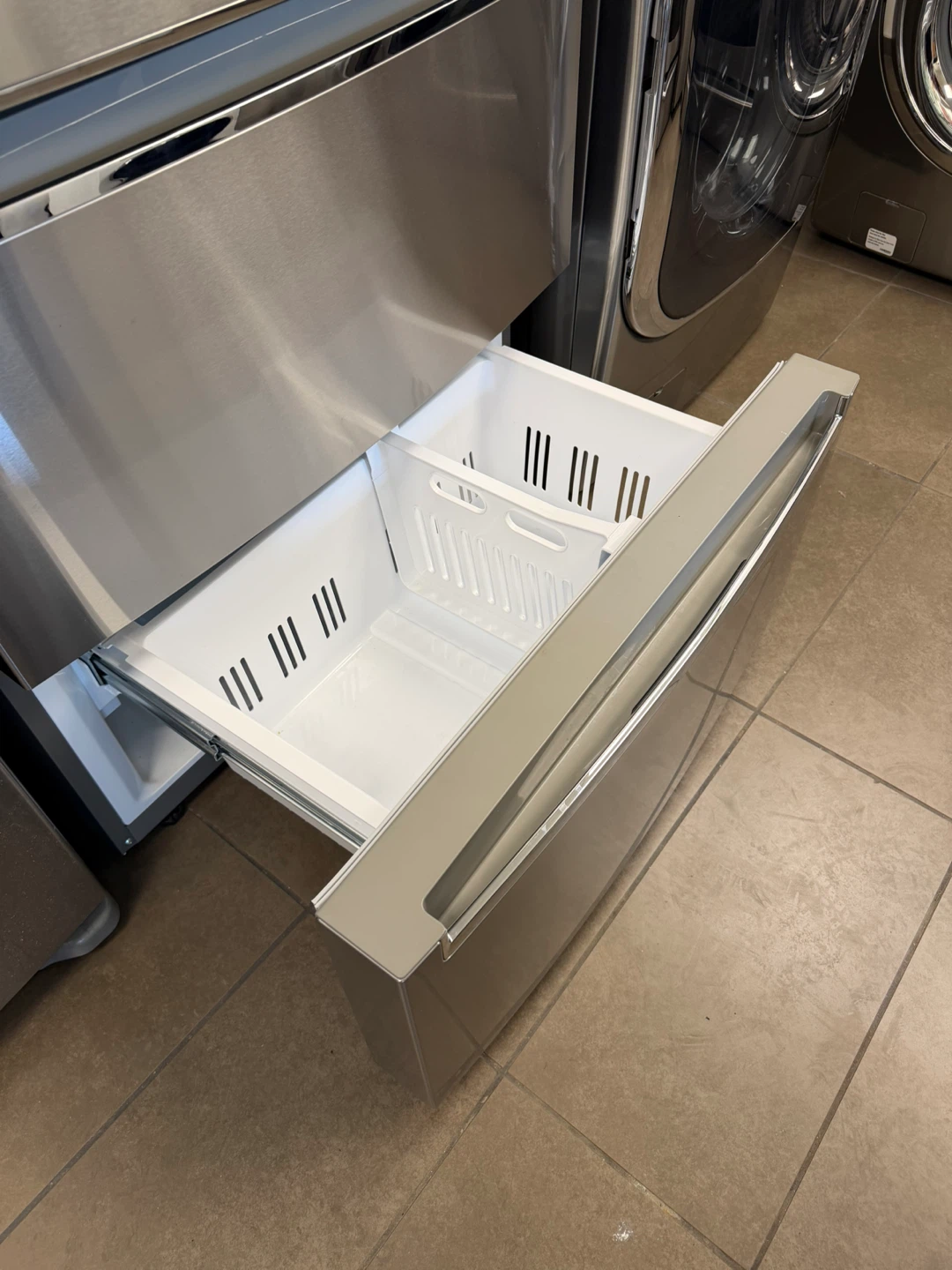 LG French 4 Door Refrigerator with three months of warranty - photo 5