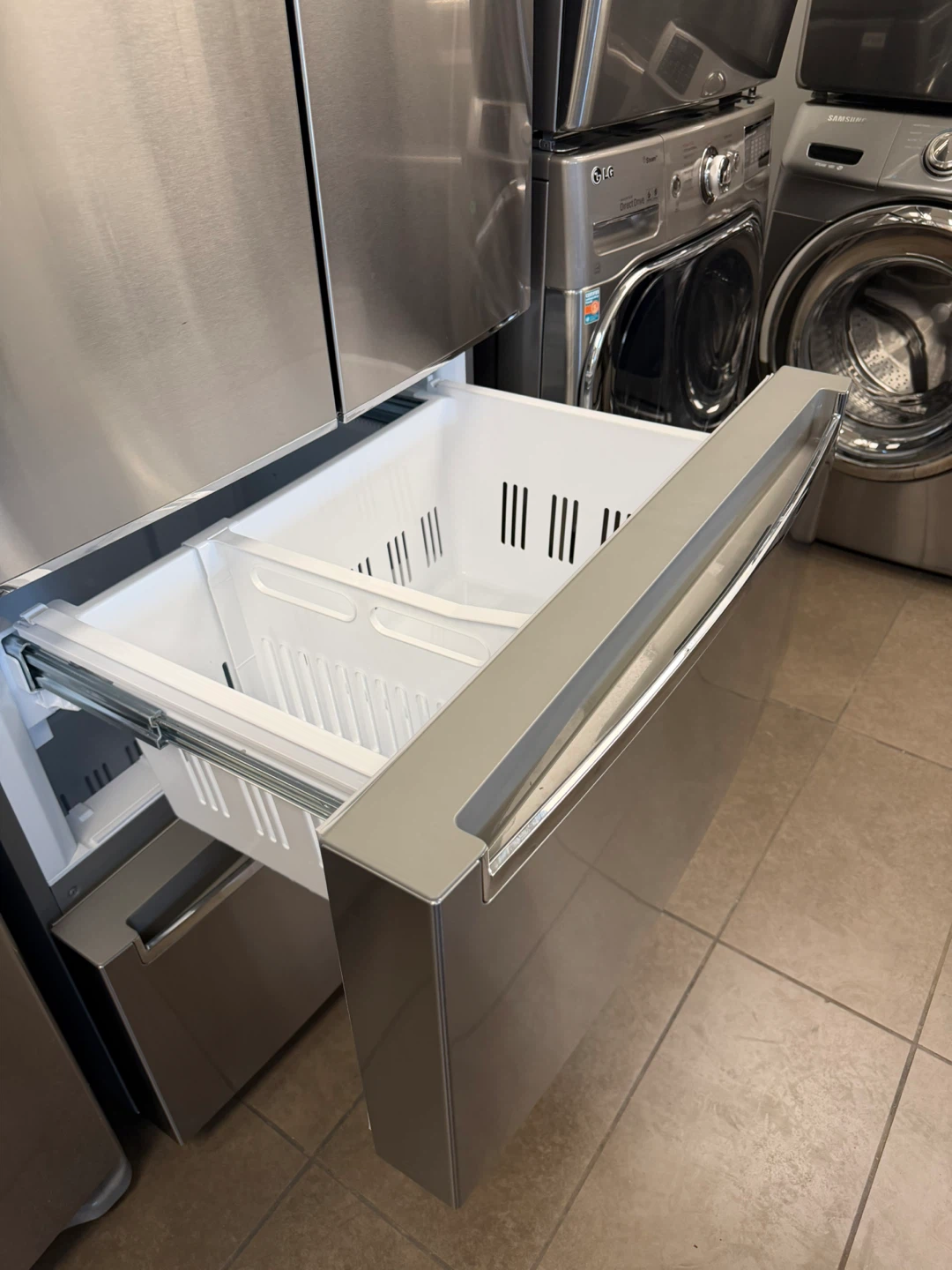LG French 4 Door Refrigerator with three months of warranty - photo 4