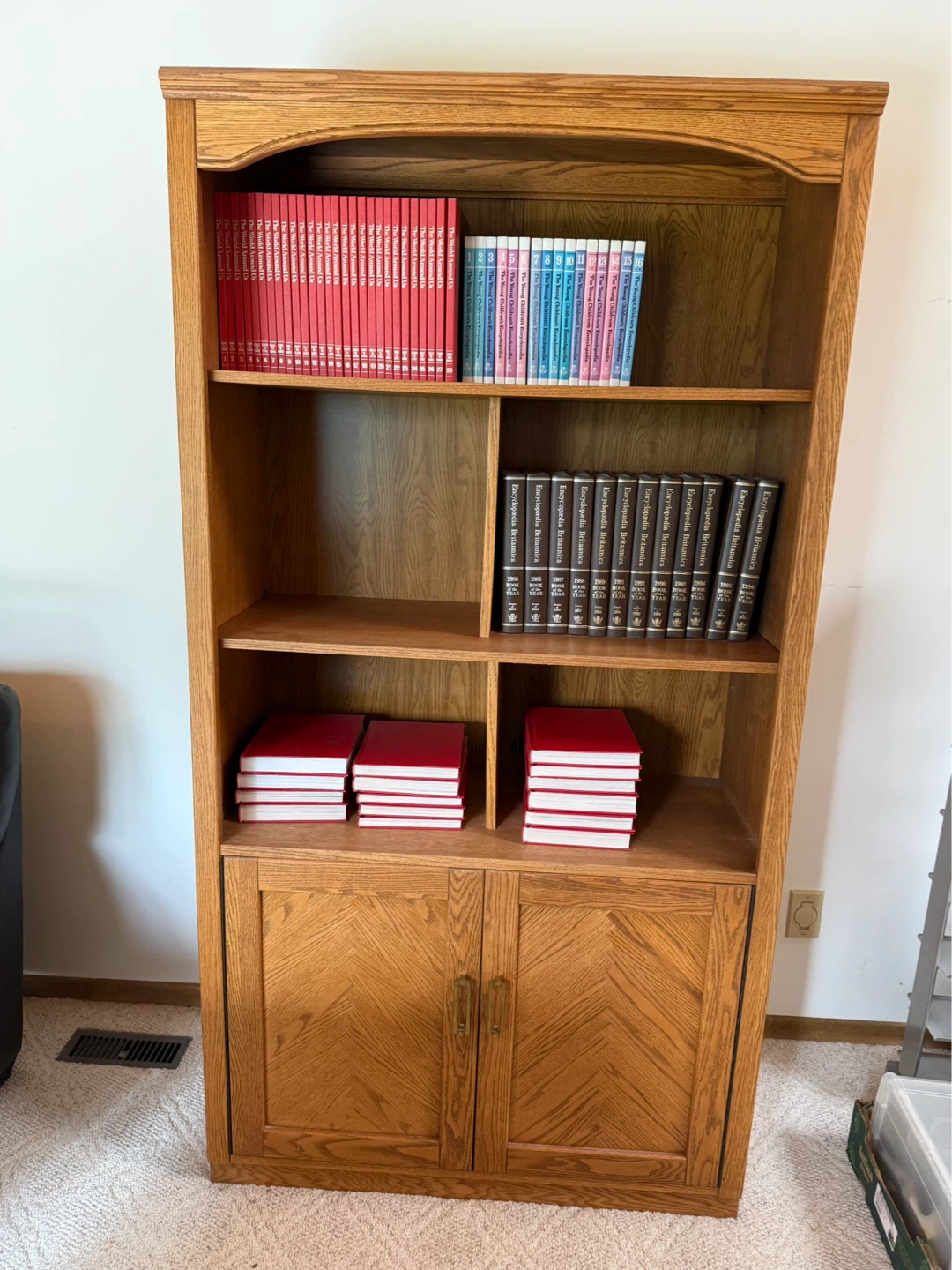 Wooden Oak Bookshelf with Cabinet