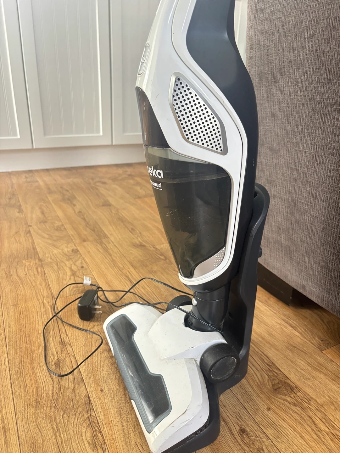 Eureka Lightspeed Cordless Vacuum - photo 2