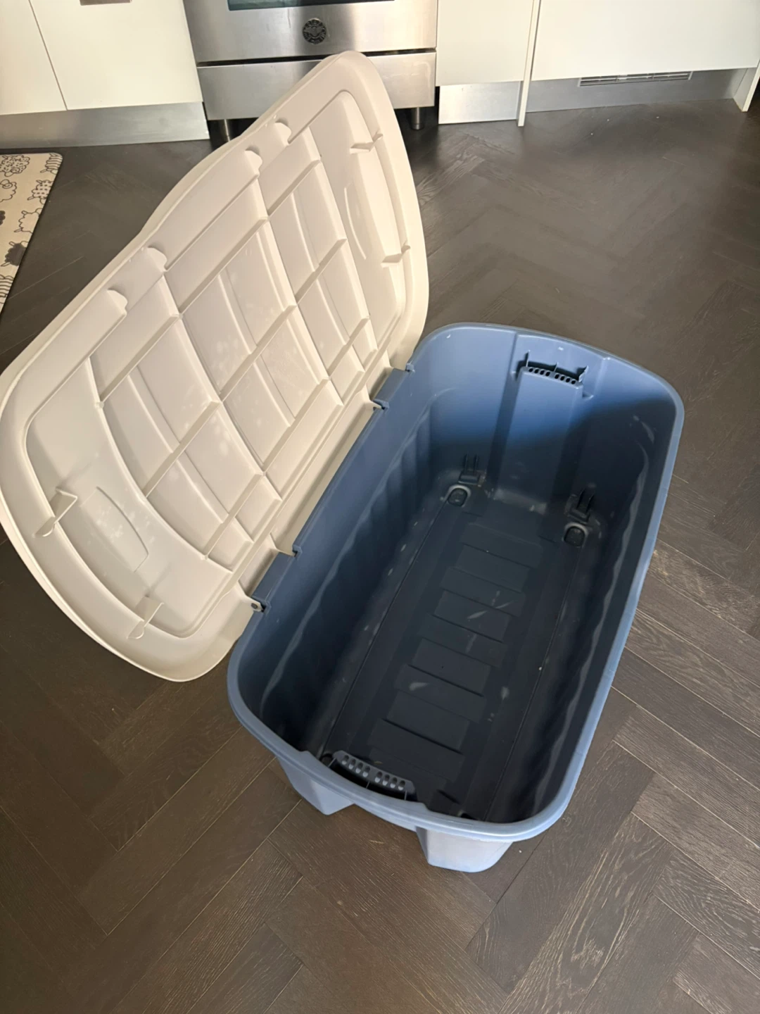Rubbermaid Blue Storage Bin with Lid - photo 2