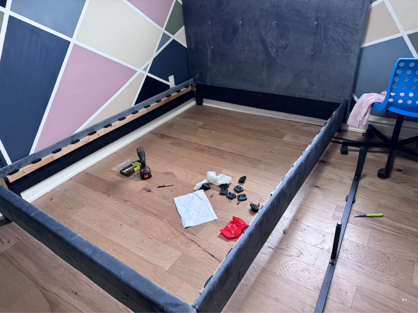 Queen bed frame - photo 2