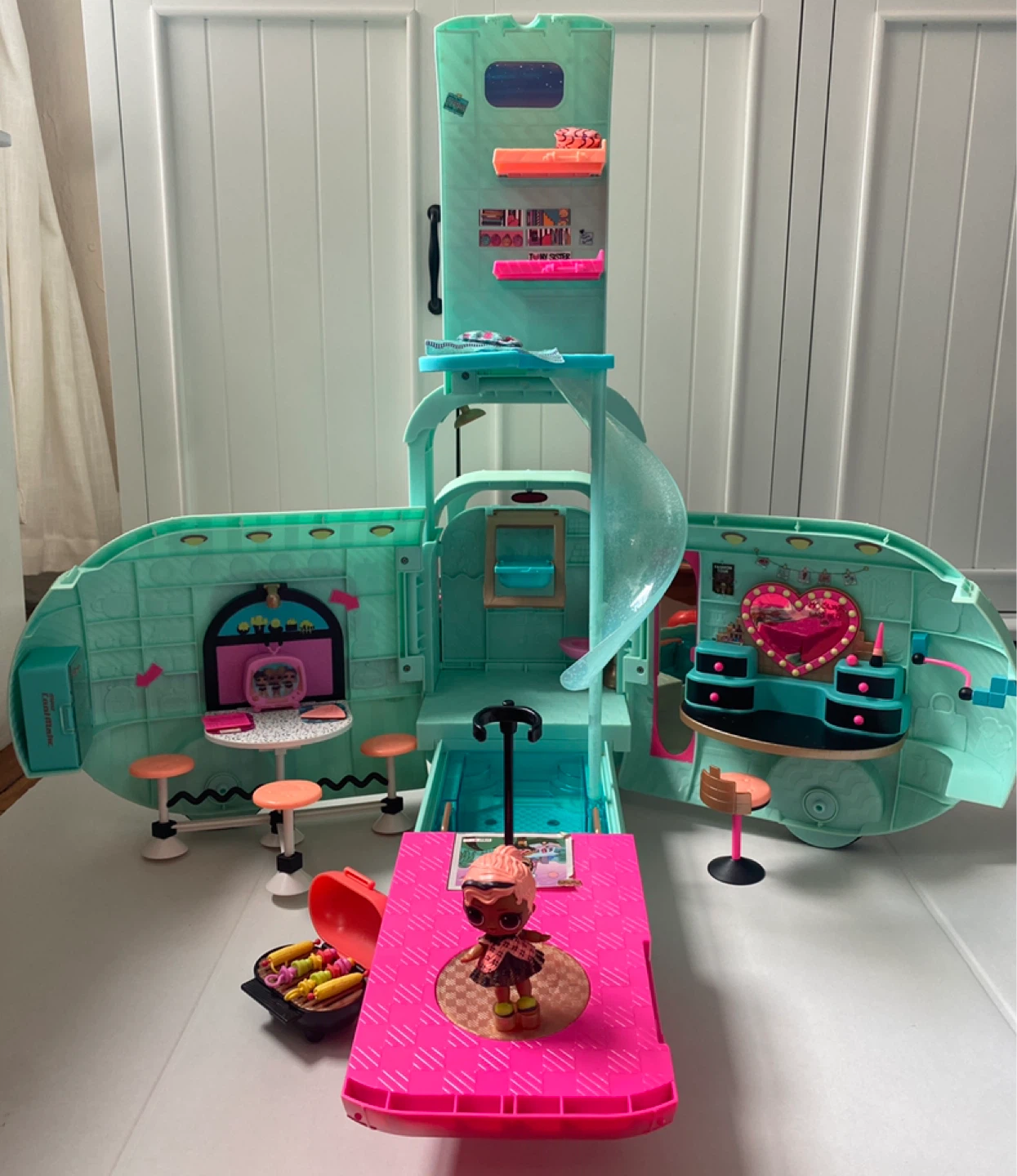 LOL Surprise OMG Doll Camper and Playset - photo 3