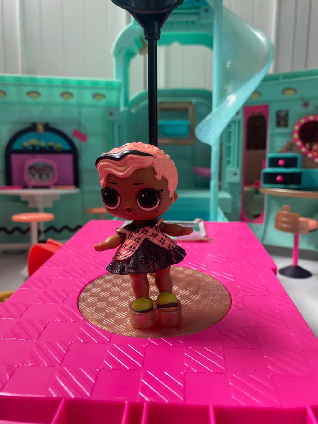 LOL Surprise OMG Doll Camper and Playset - photo 4