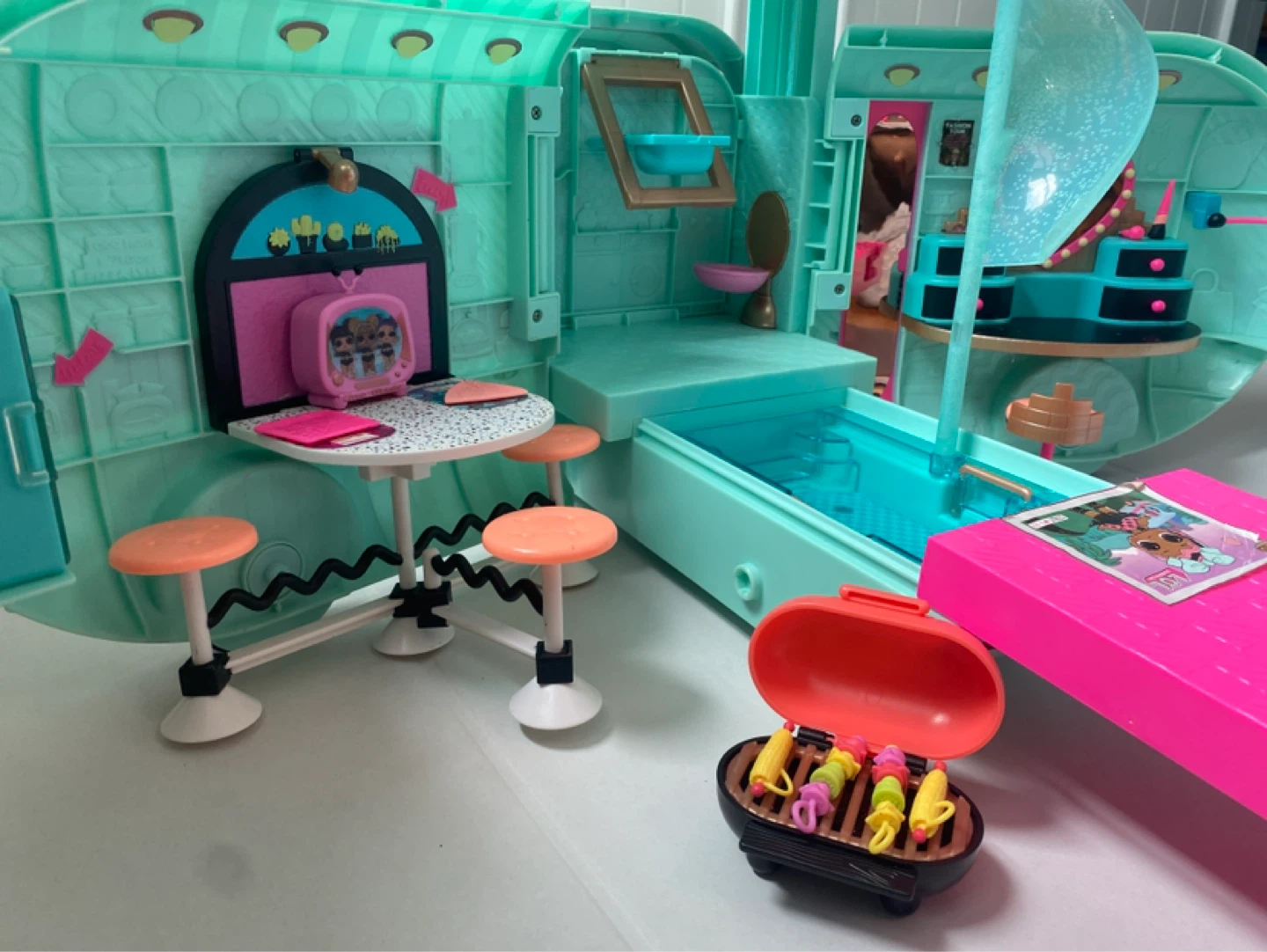 LOL Surprise OMG Doll Camper and Playset - photo 5