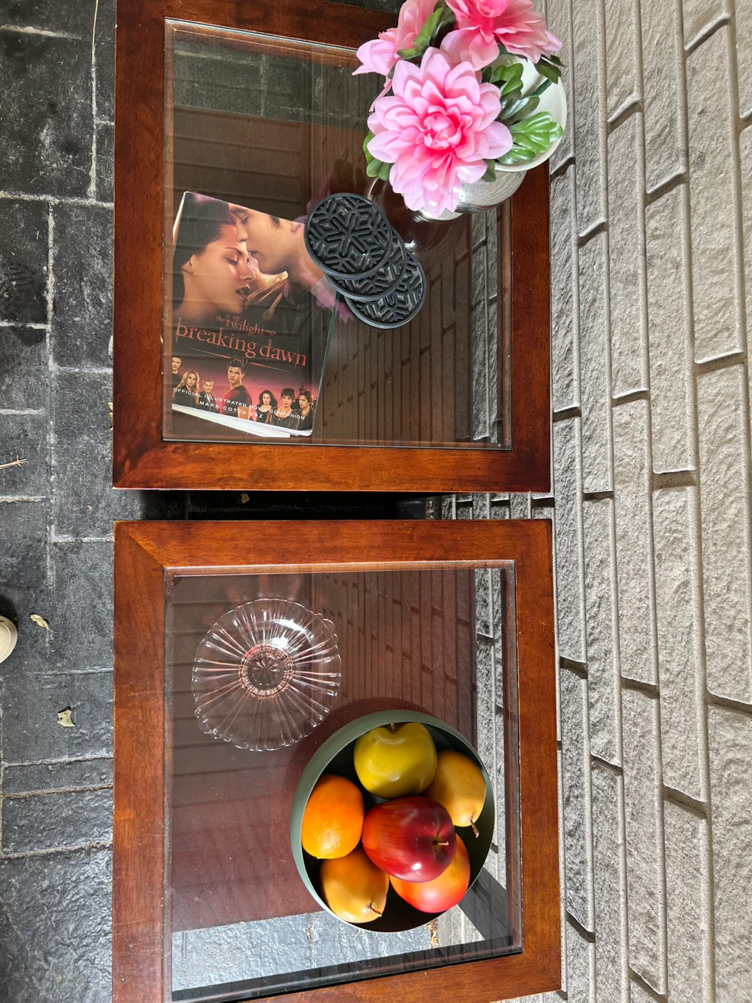 Beautiful matching end tables with accessories - photo 3