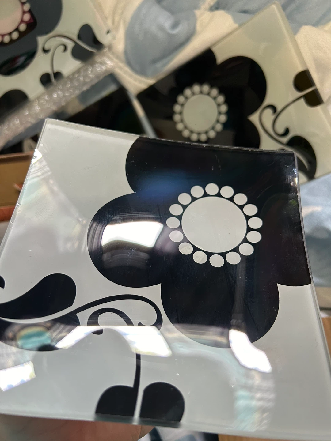 At home black-and-white flower platter and plates - photo 2