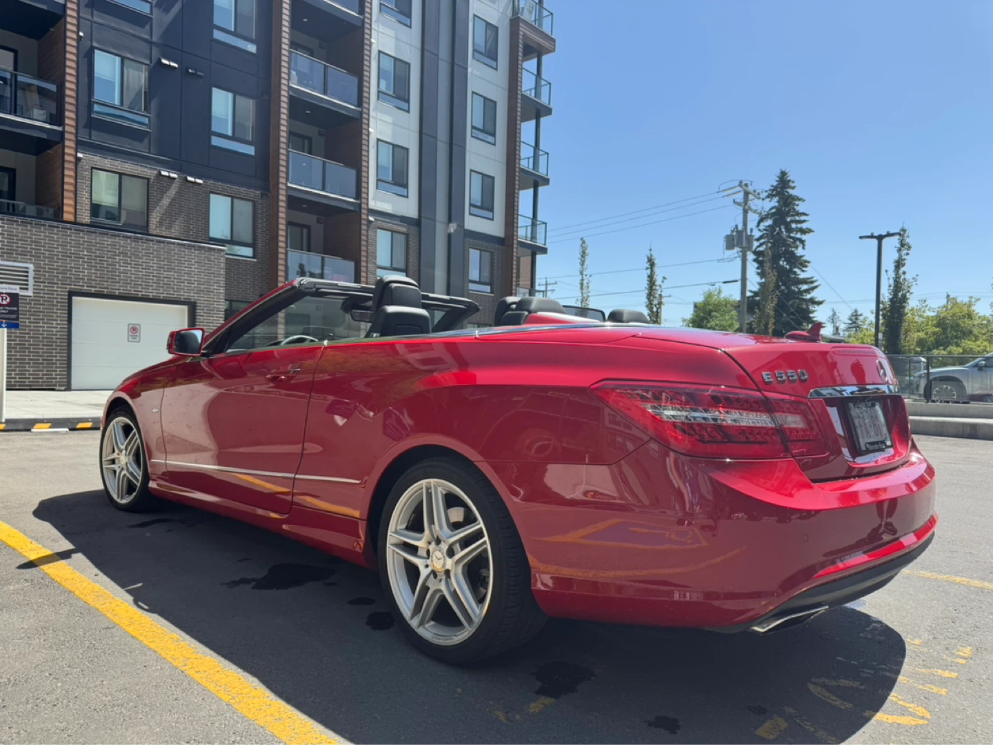Red Mercedes-Benz E550 Convertible - photo 3