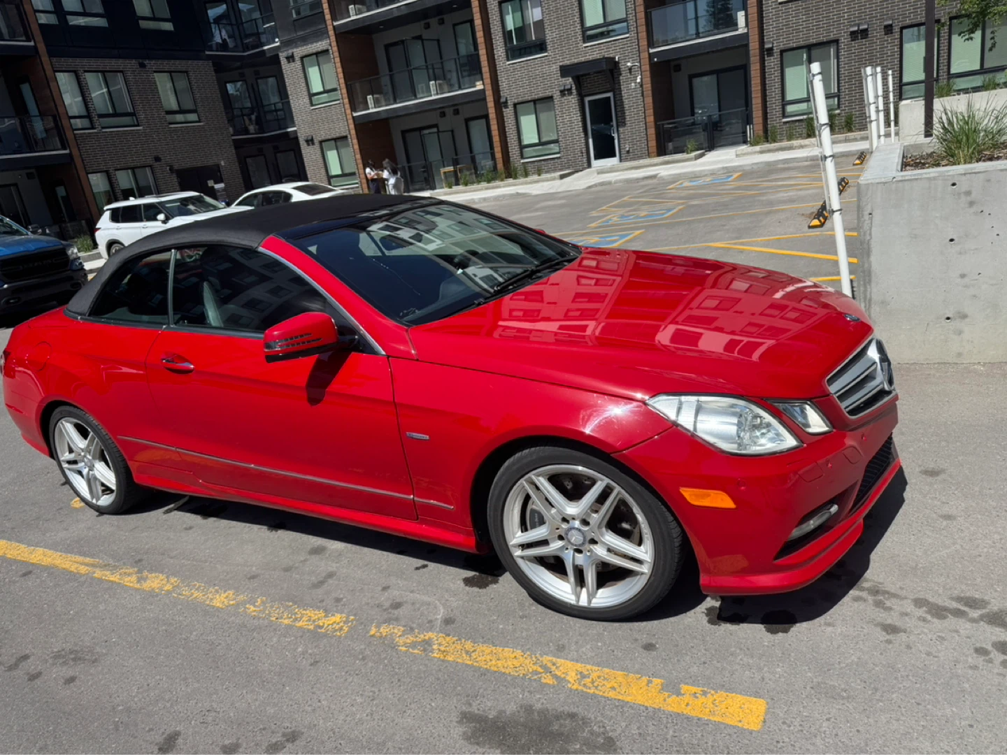 Red Mercedes-Benz E550 Convertible - photo 2