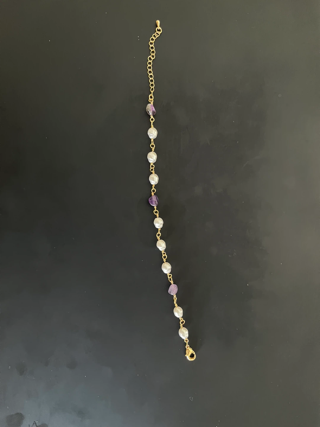Gold-tone bracelet with pearls and amethyst