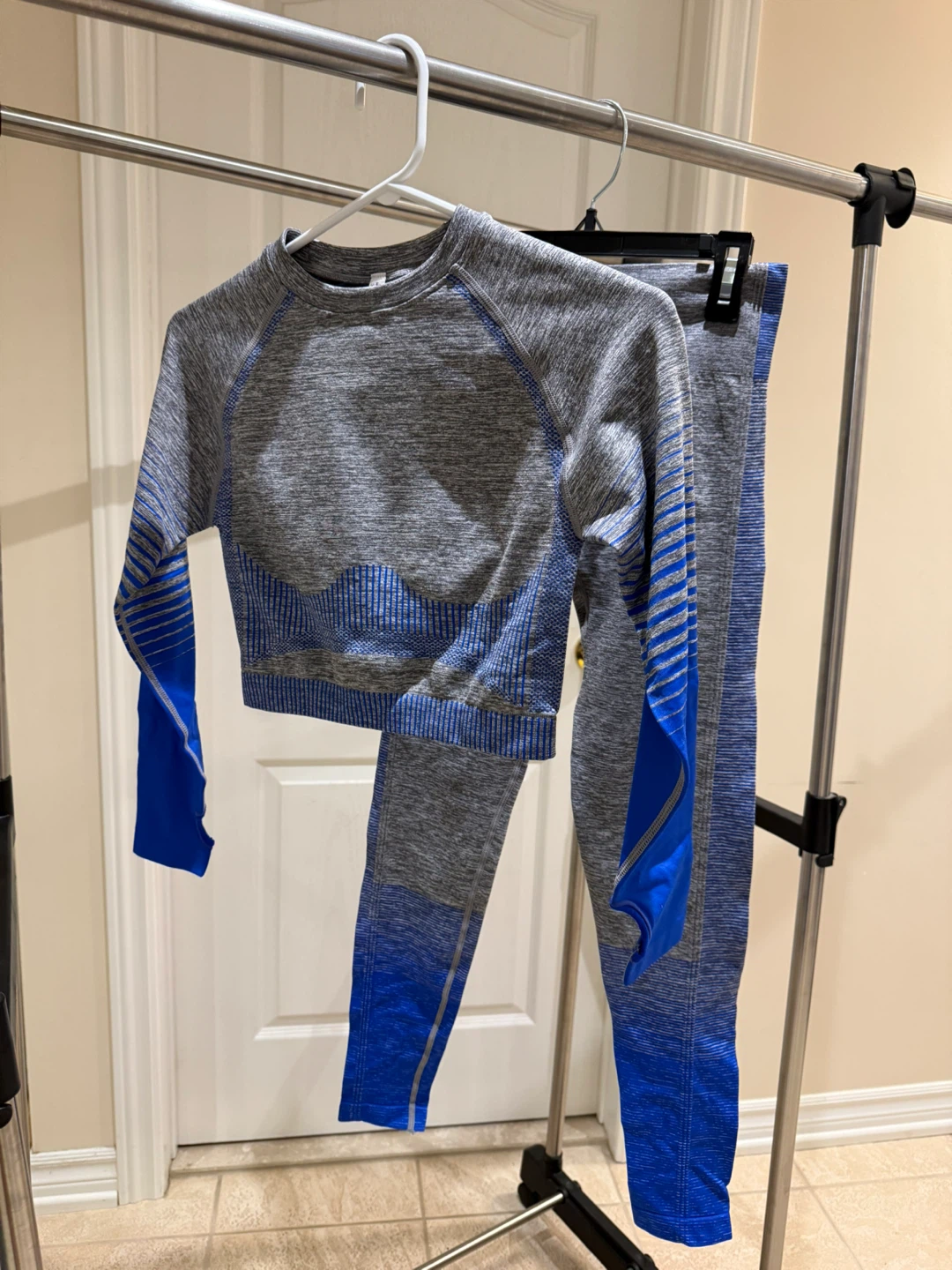 Grey & Blue Workout Set - Long Sleeve Crop Top & Leggings - photo 4
