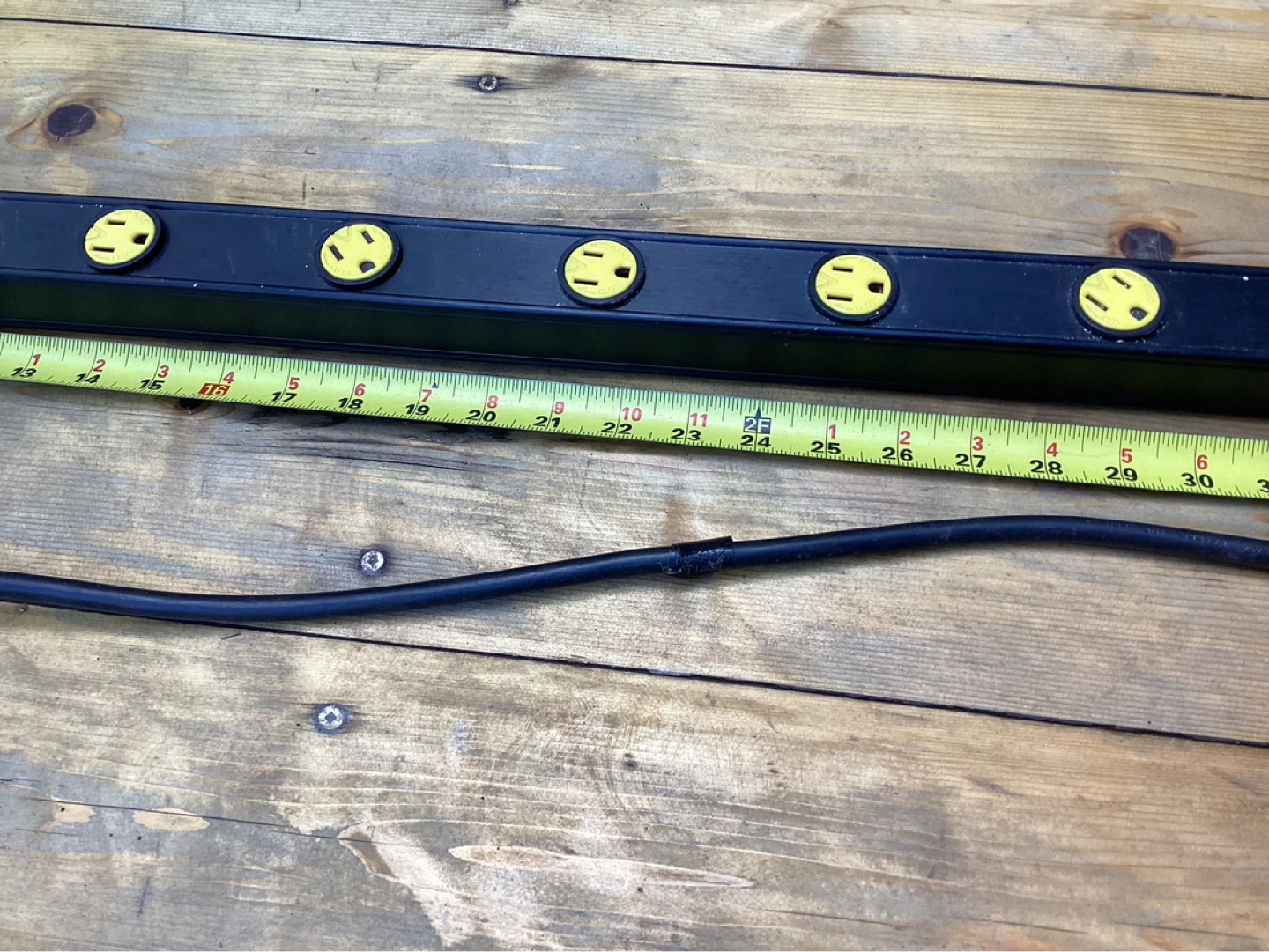 NOMA 12 Outlets Heavy Duty Metal Socket Power Strip 4ft - photo 3