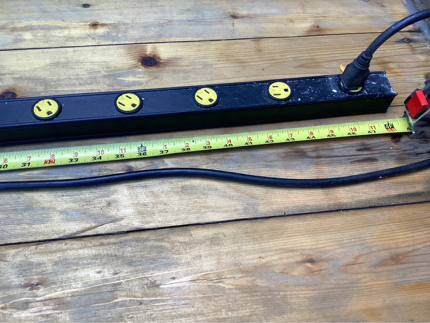 NOMA 12 Outlets Heavy Duty Metal Socket Power Strip 4ft - photo 2
