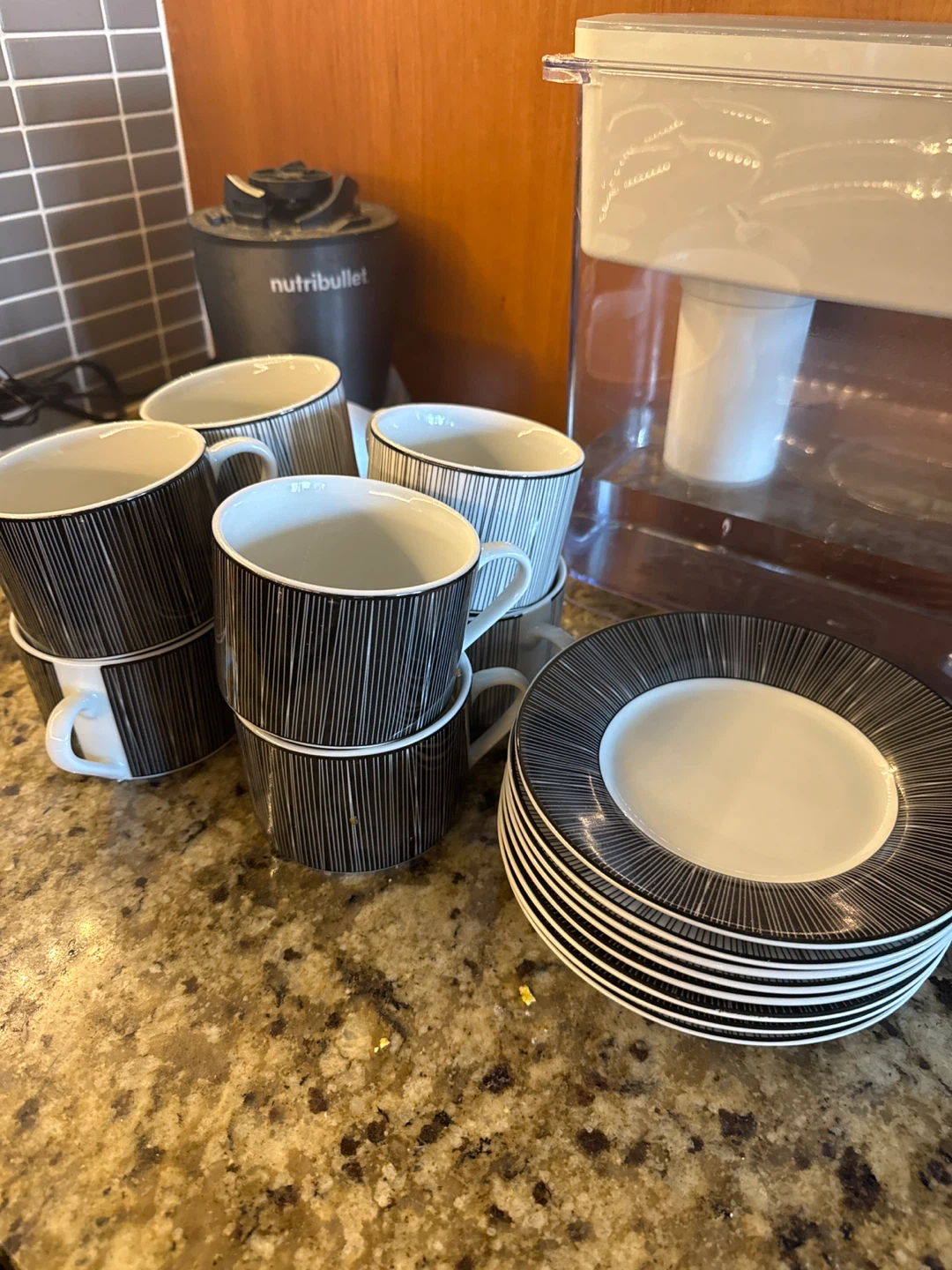 Set of 8 Mugs and 8 Plates with Striped Design