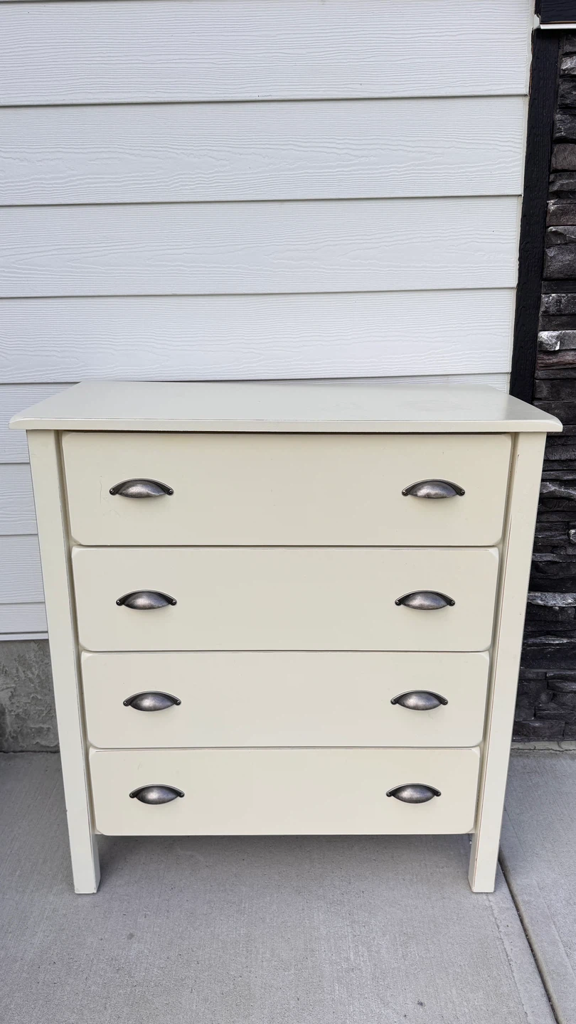 Wooden dresser with 4 drawers