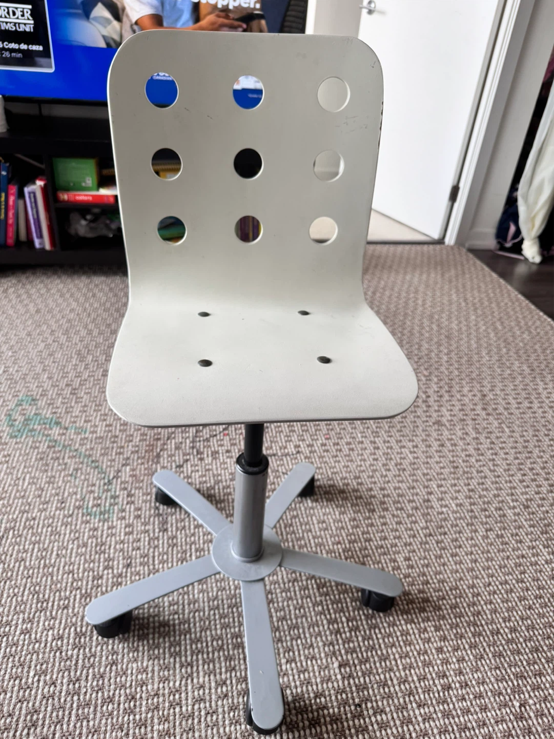 IKEA White Swivel Chair - photo 3