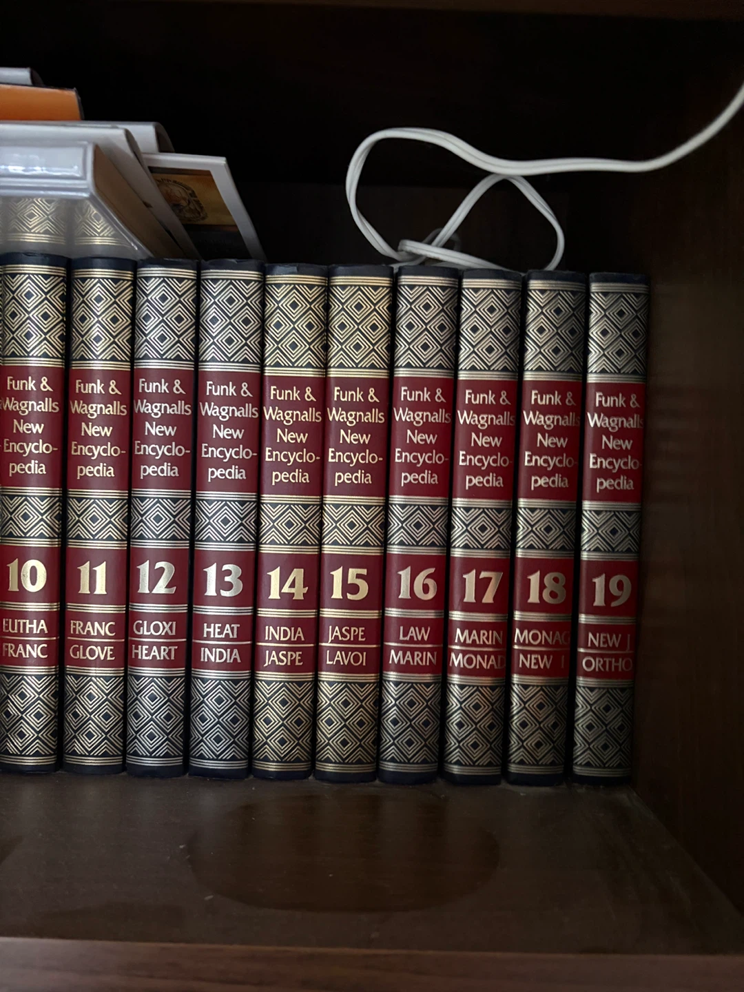 Funk & Wagnalls New Encyclopedia - Volumes 10-19 - photo 2