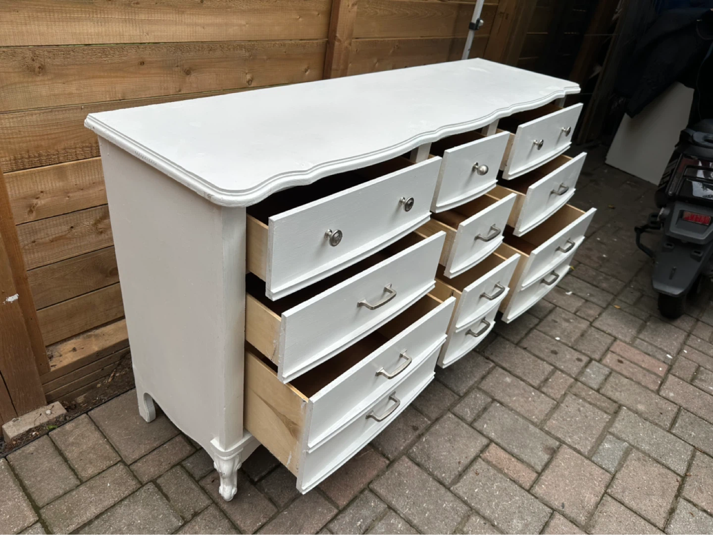 White 9‑Drawer Dresser – Solid Wood, Vintage Style - photo 3