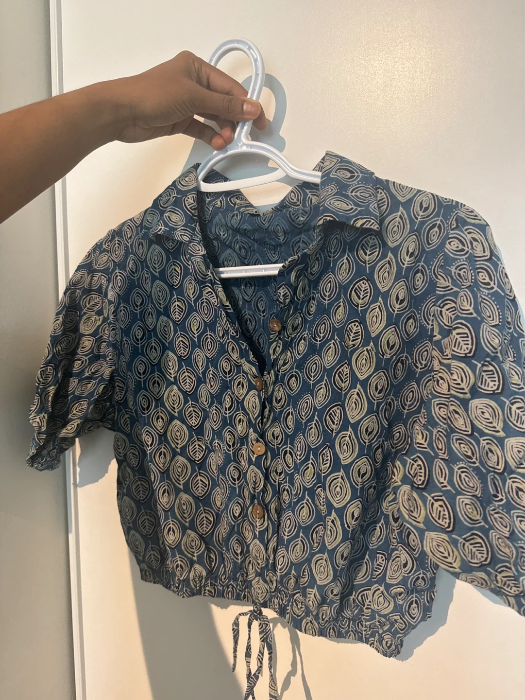 Blue Leaf Print Cropped Button-Up Shirt - photo 2