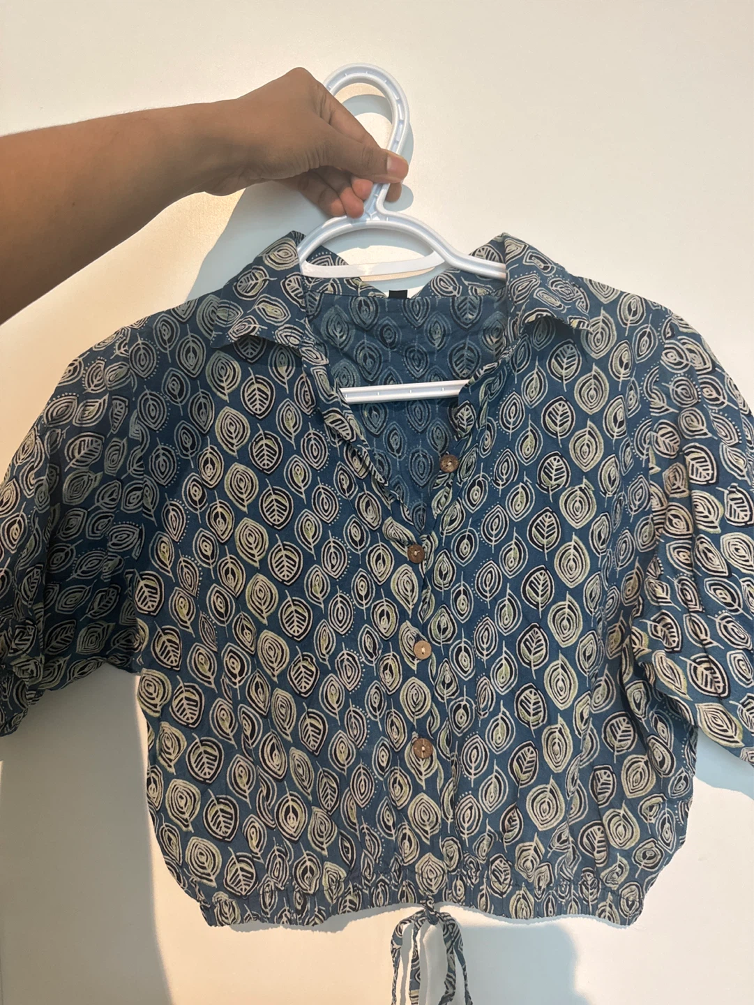 Blue Leaf Print Cropped Button-Up Shirt
