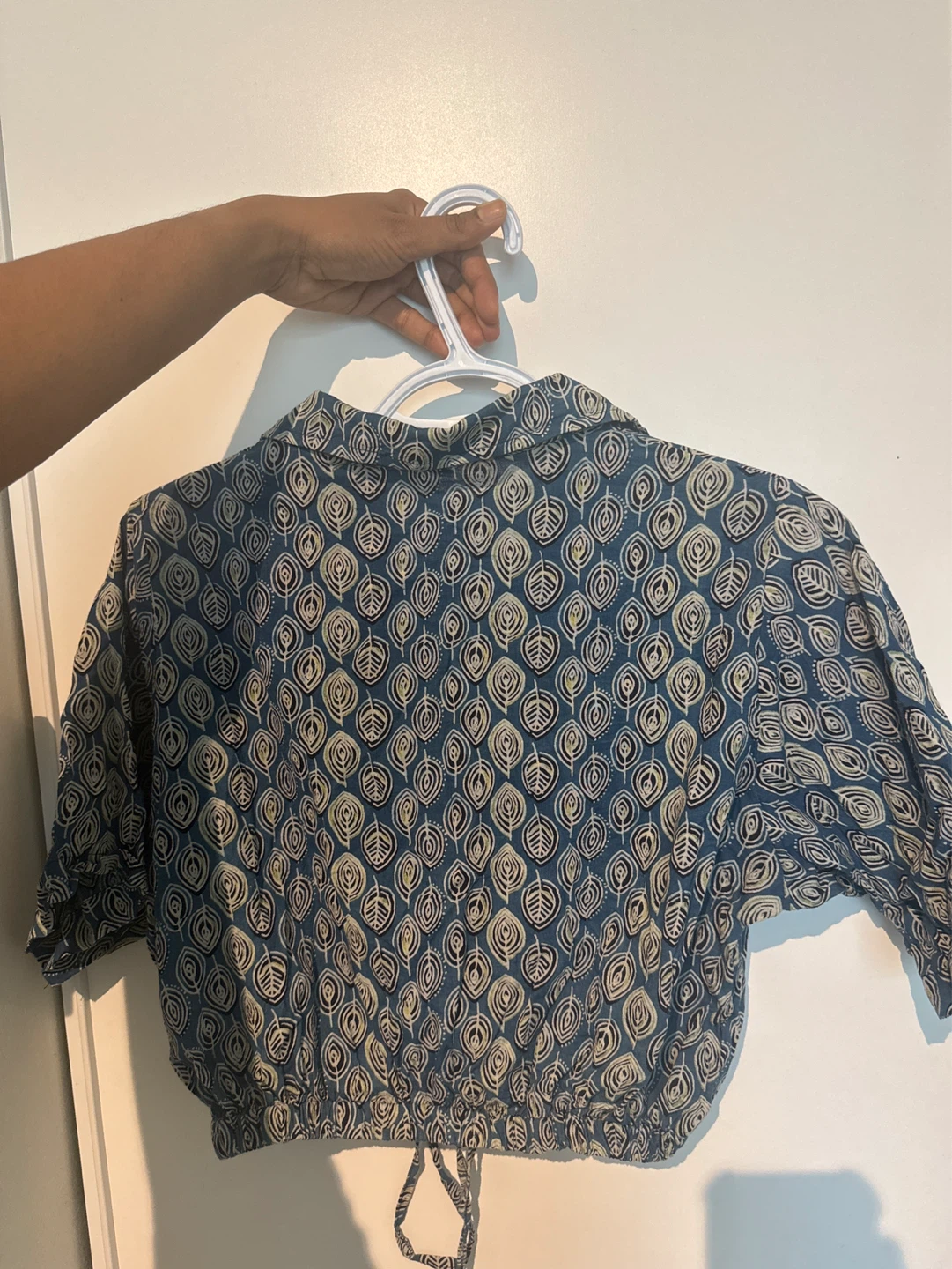 Blue Leaf Print Cropped Button-Up Shirt - photo 3