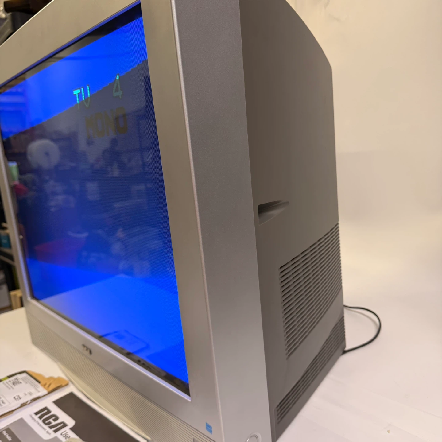 RCA TruFlat 27F400T 27” CRT Retro Gaming TV w/ Remote & Manual - photo 2