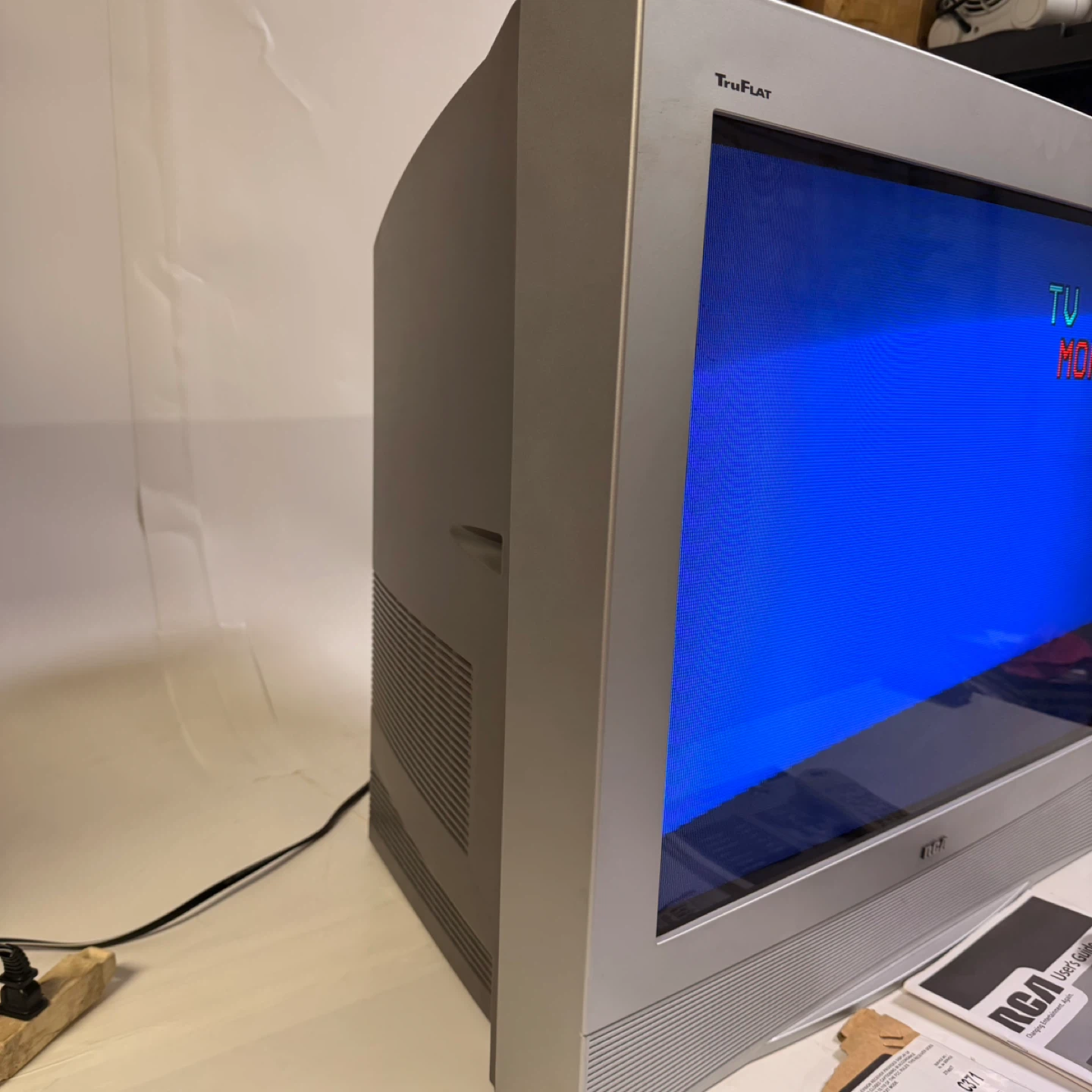 RCA TruFlat 27F400T 27” CRT Retro Gaming TV w/ Remote & Manual - photo 4
