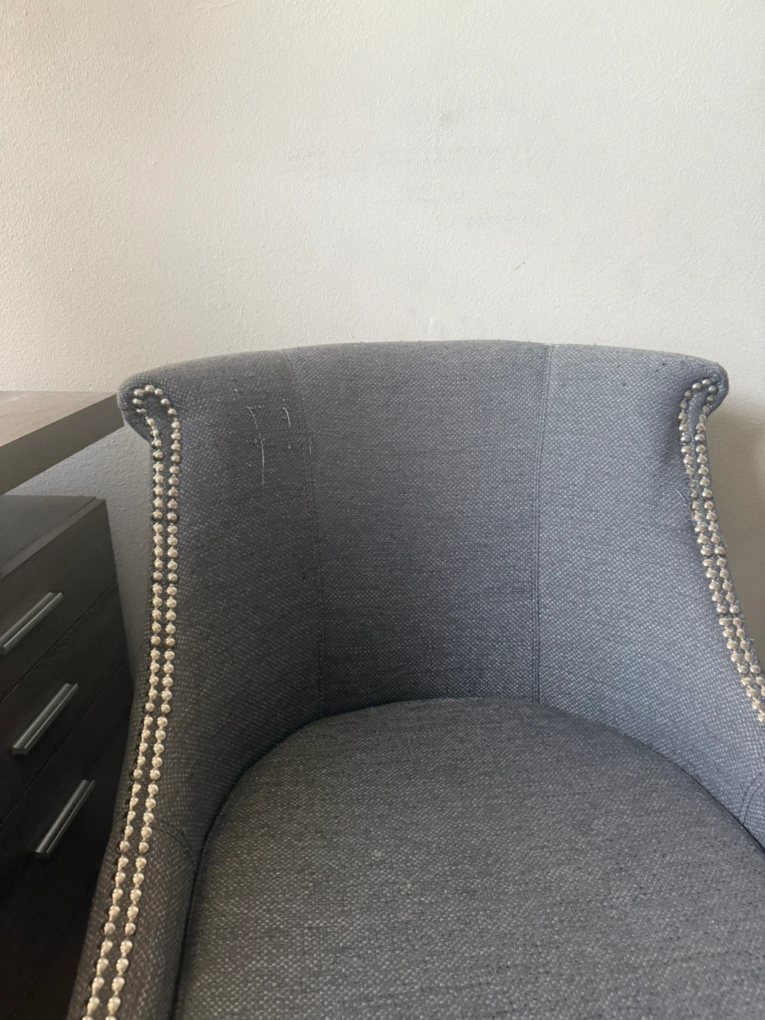 Gray Accent Chair – Comfortable & Stylish | Move-Out Sale - photo 2