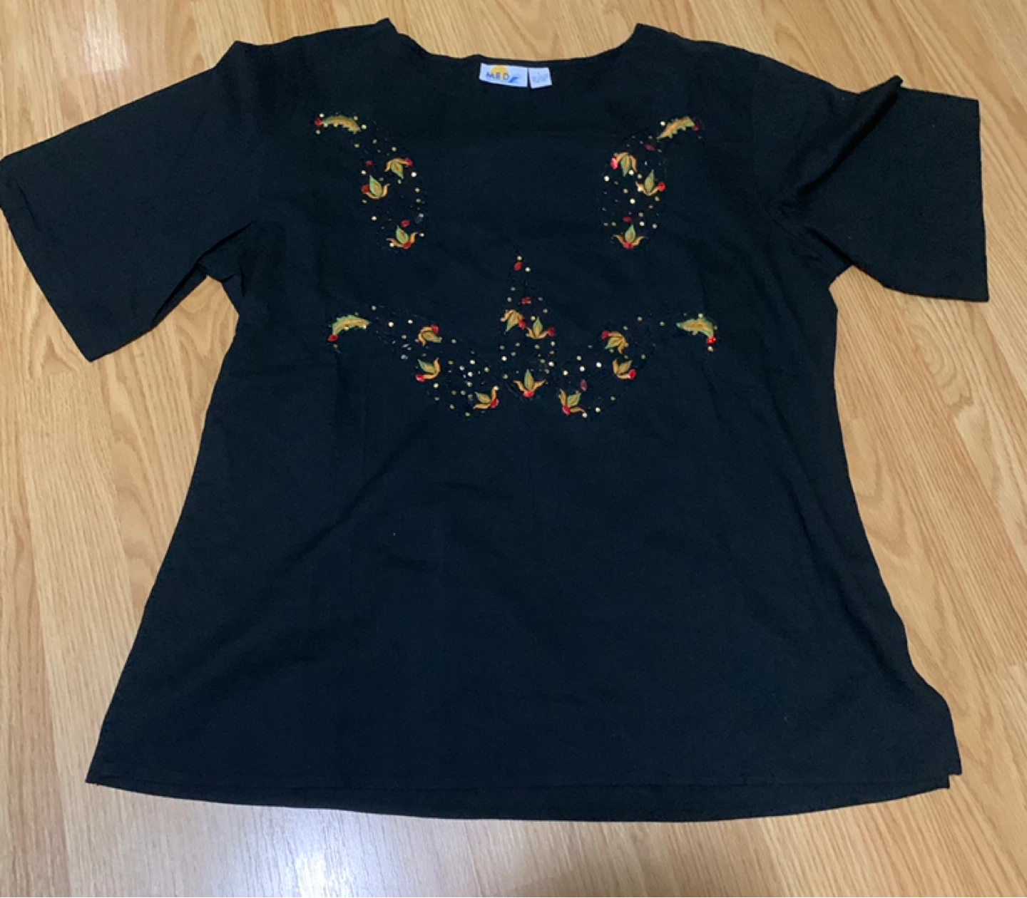 MED embroidered black t-shirt size L
