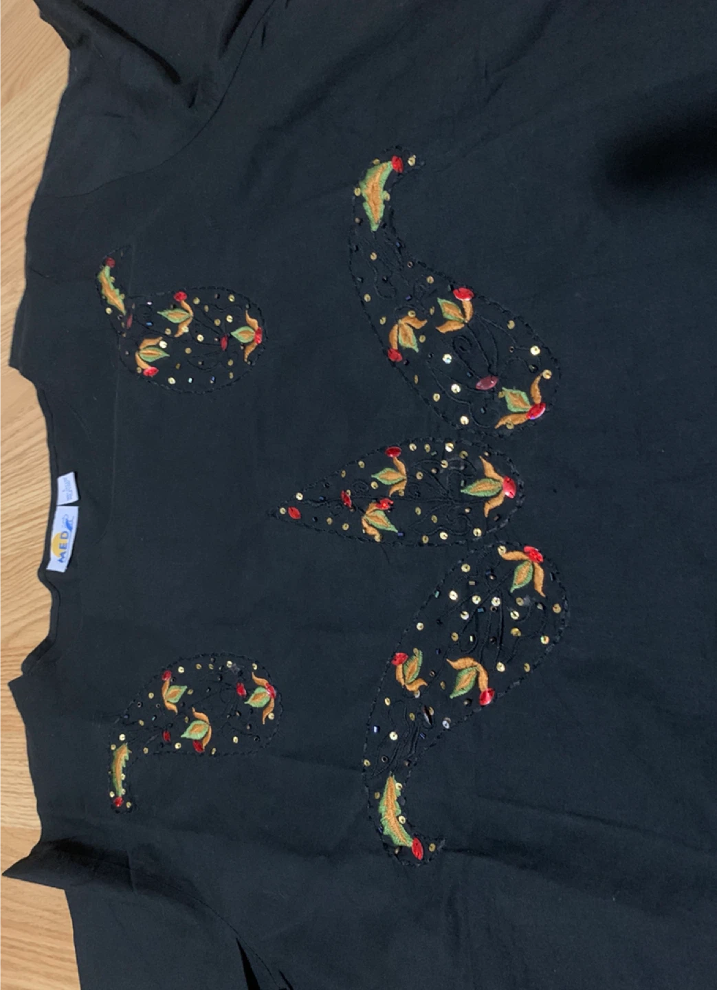 MED embroidered black t-shirt size L - photo 4