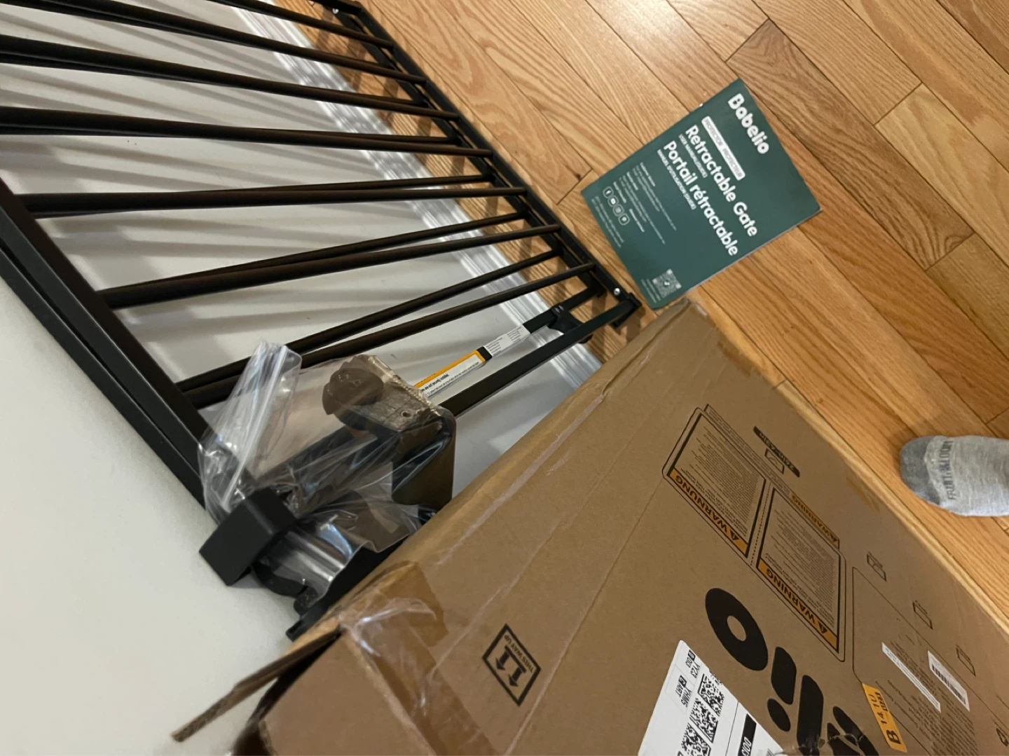 Babelio Retractable Baby/Dog Gate 26-43" Wide Black - photo 3