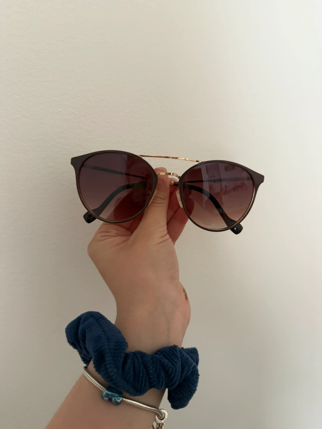 Vioria Rose Gold Sunglasses with Case - photo 2
