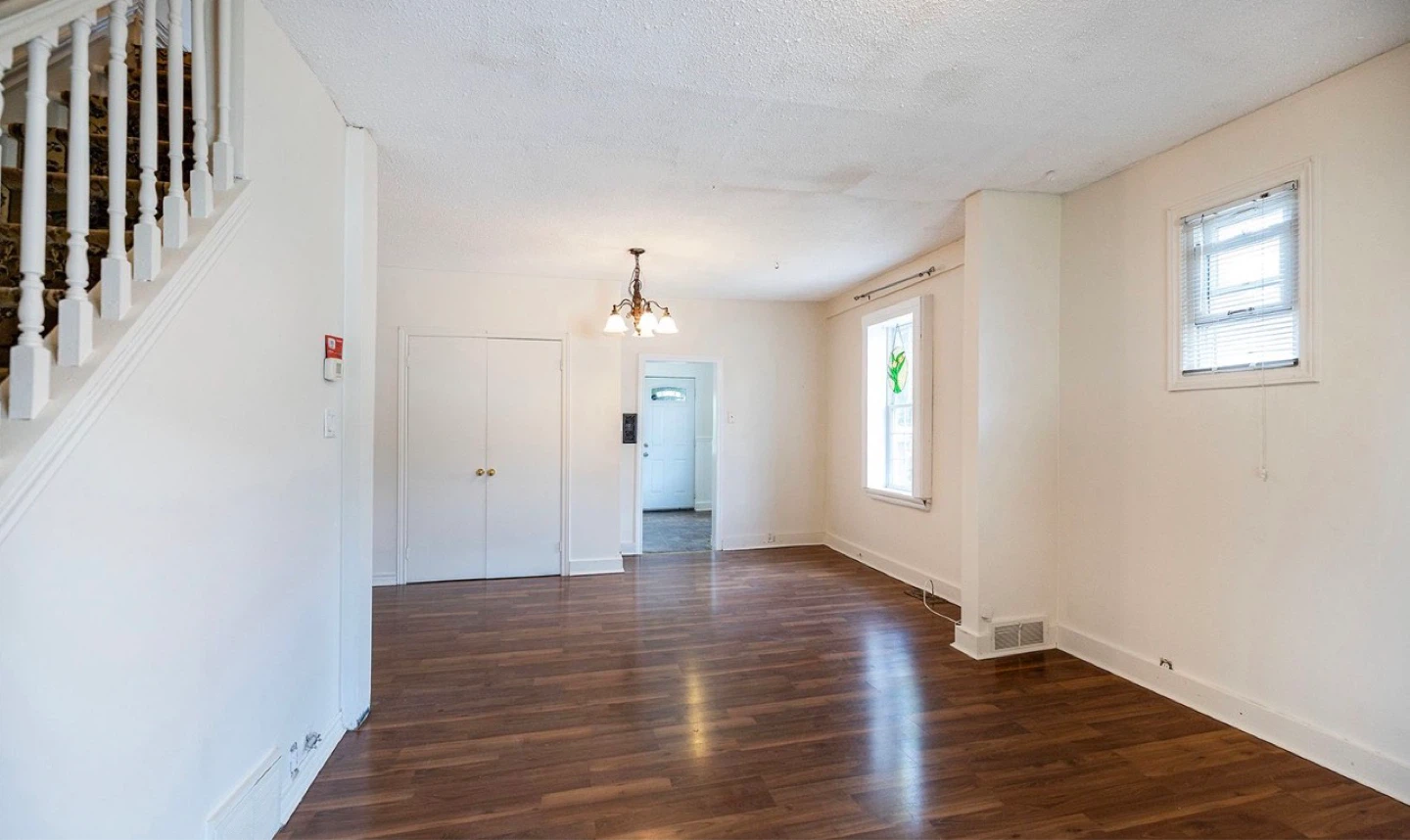 2 Bedroom + 1 Bathroom + spacious living room for rent - photo 3