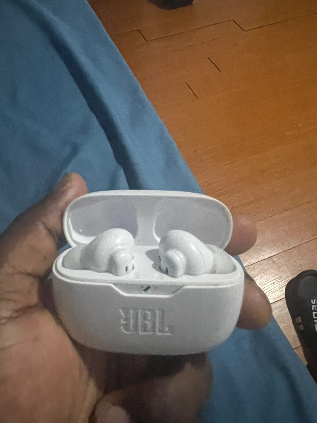 JBL White Wireless Earbuds with Charging Case - photo 3