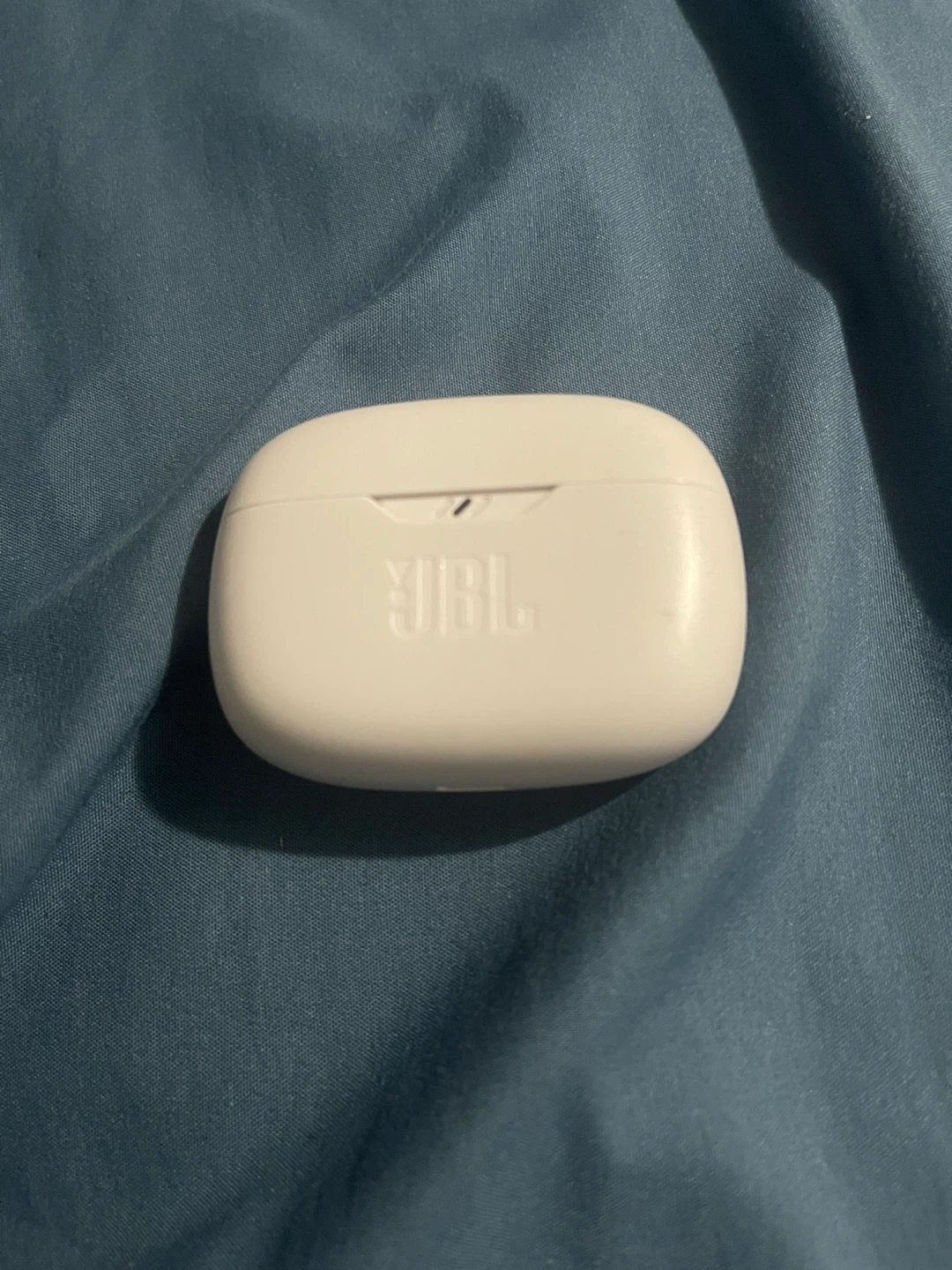 JBL White Wireless Earbuds with Charging Case - photo 2