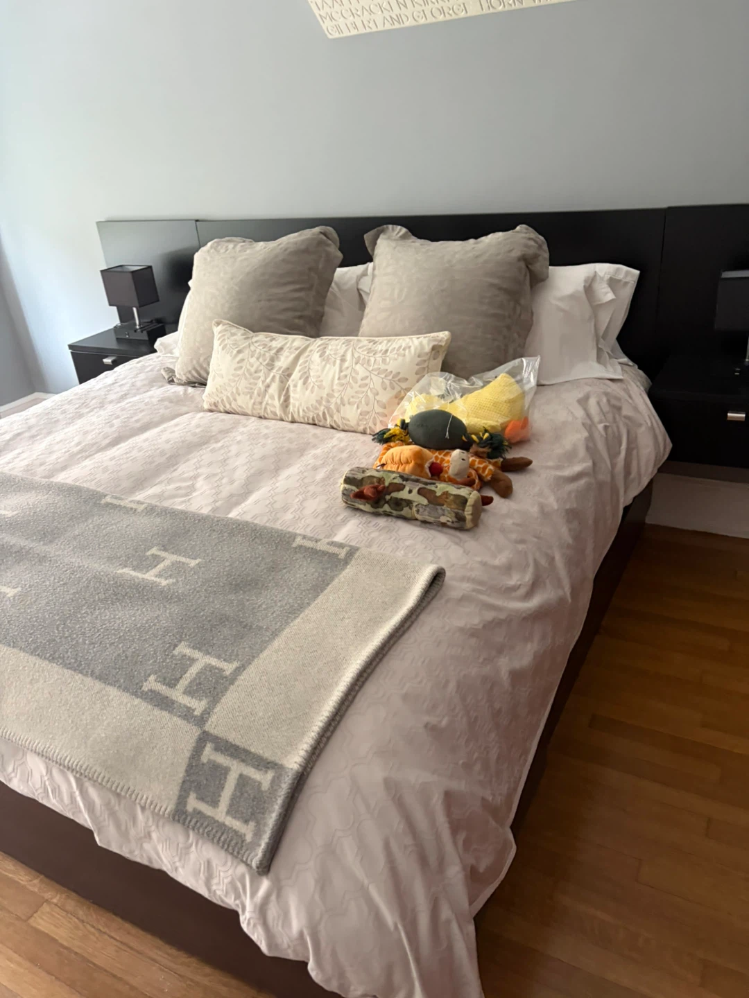 King Size Bed & end Tables ( UES )