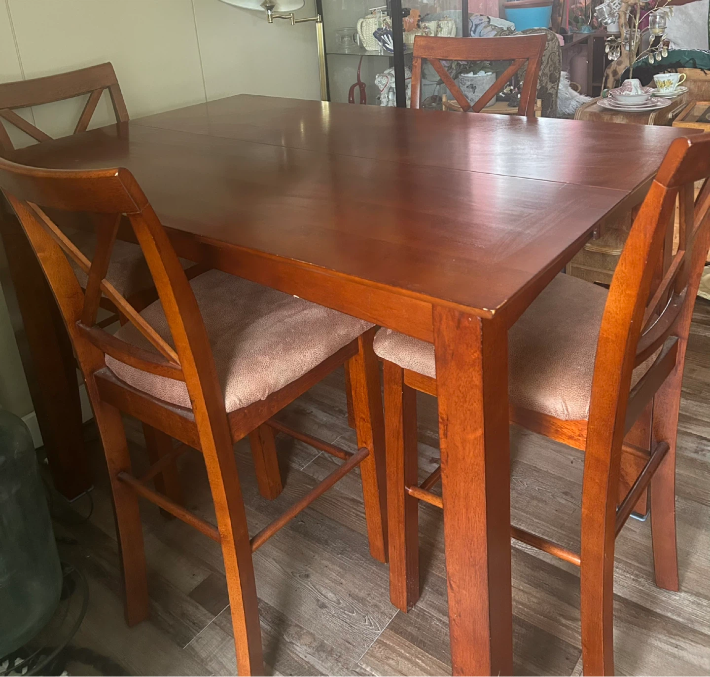 Wooden Cherry Brown Dinning room table with 6 chairs and a leaf